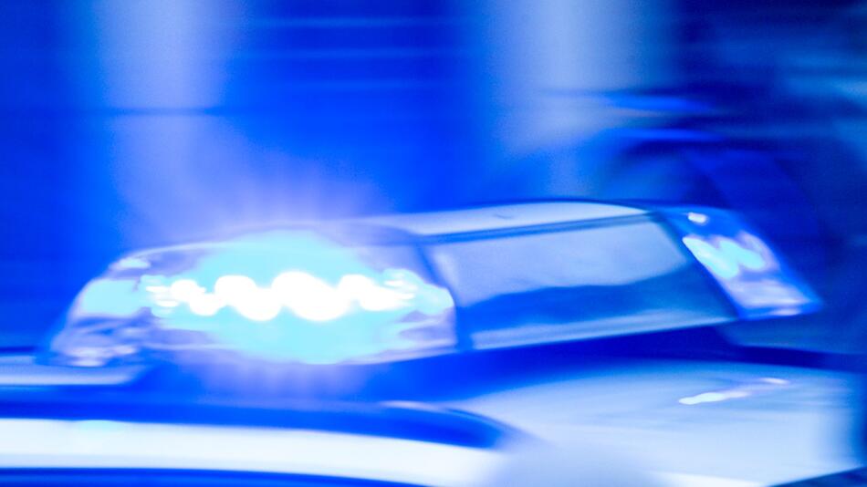 Ein Streifenwagen der Polizei ist mit Blaulicht im Einsatz