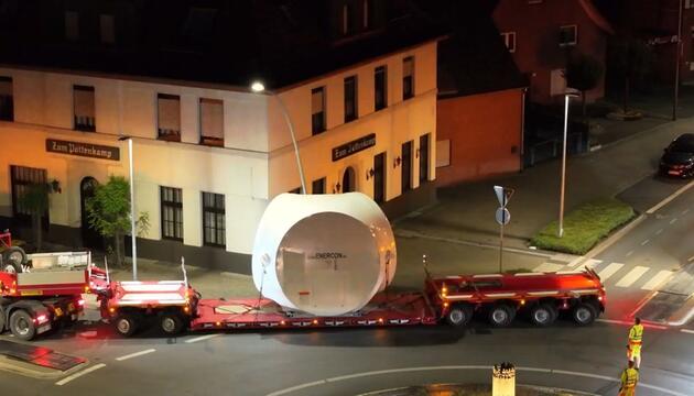 Dumm gelaufen: Schwerlasttransporter nietet Laterne um