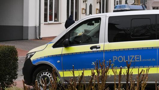 Hotel Usedom, Polizeiauto