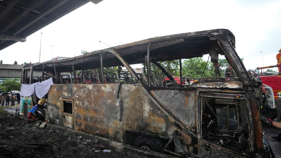 Thailand - Schulbus gerät in Brand