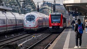 ICE Fernzug und Regionalzüge im Bahnhof Köln-Messe/Deutz