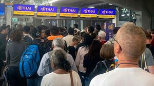 Chaos nach Flut: Wütende Passagiere protestieren gegen Thai Airways in Bangkok