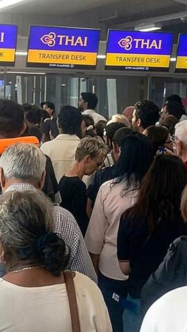 Wütende Passagiere protestieren gegen Thai Airways in Bangkok