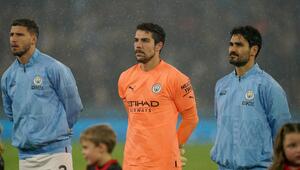 Stefan Ortega (Mitte) und Ilkay Gündogan (R) bei einem Champions-League-Spiel mit ManCity
