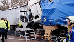 Lkw-Unfall auf A1 bei Bremen: Zwei Menschen schwer verletzt