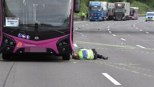 Tödlicher Unfall auf der A3: Motorradfahrer von Bus überrollt