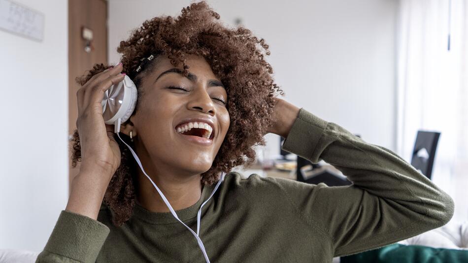 Glückliche Frau hört Musik
