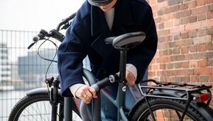 Eine Frau schließt ihr Fahrrad ab