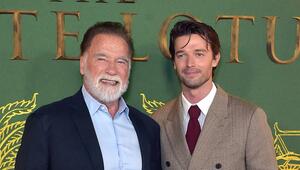 Arnold Schwarzenegger mit seinem Sohn Patrick bei der "The White Lotus"-Premiere.
