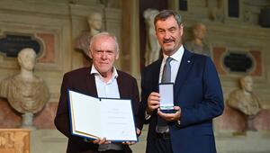 Erst der Bayerische Verdienstorden, kurz darauf die Trainer-Rente für Hermann Gerland (li.)