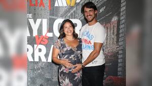 Gina Rodriguez und ihr Ehemann zeigten bei einem Netflix-Boxkampf ihren Babybauch.