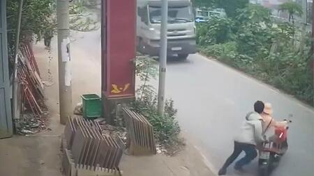 Polizist hält Rollerfahrer ohne Helm an – das endet beinahe tödlich