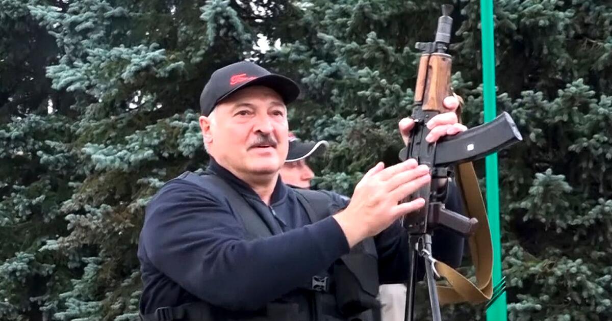 Angespannte Lage in Belarus: Lukaschenko greift zur Waffe