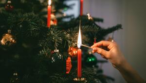 Statt klassischer Kerzen kommen heute Lichterketten an den Tannenbaum.