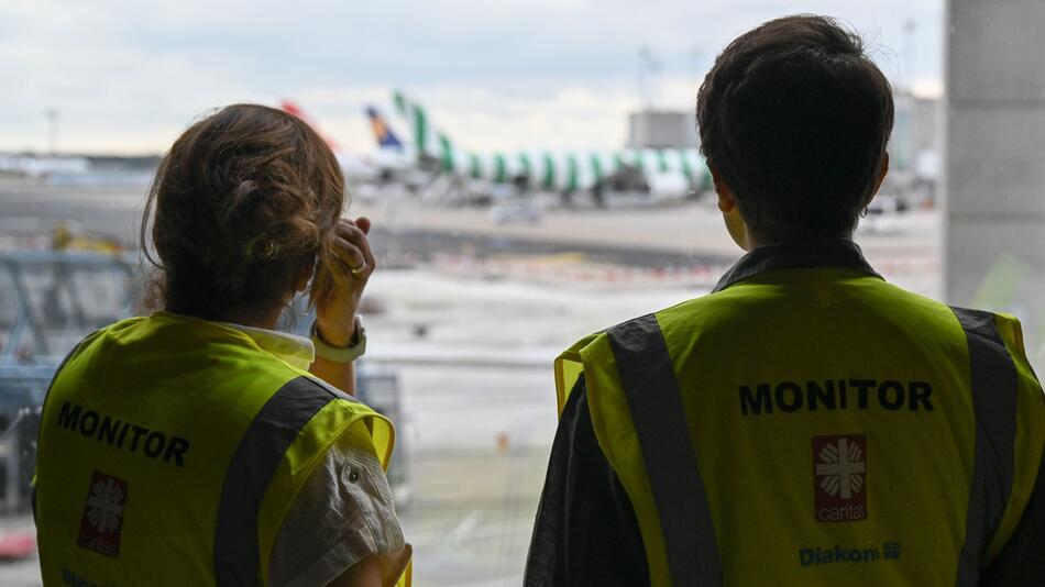 Kirchliche Abschiebebeobachter am Frankfurter Flughafen