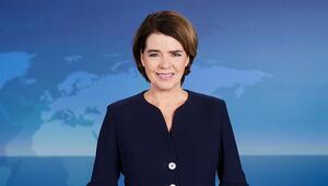 Susanne Daubner in der "Tagesschau"-Kulisse.