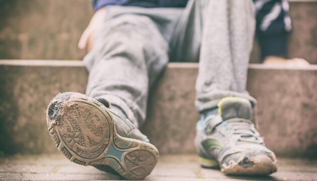 Kind Schuh abgenutzt