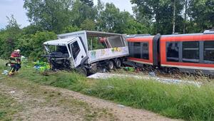Mehrere Verletzte bei Zusammenstoß von Bahn und Lkw
