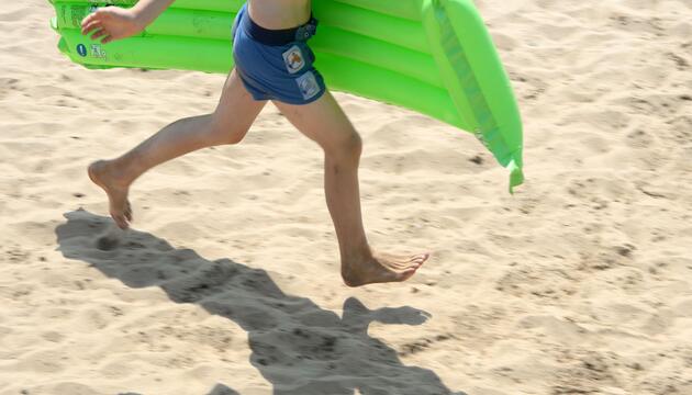 Junge schwimmt kilometerweit mit Luftmatratze