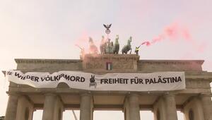 Pro-Palästina-Demonstranten klettern auf Brandenburger Tor