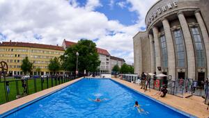 Baden vor der Volksbühne