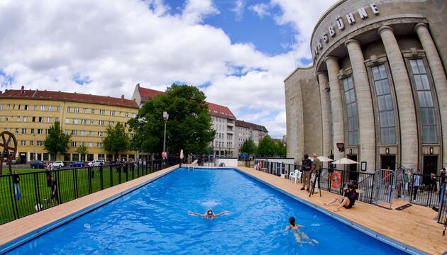 Baden vor der Volksbühne