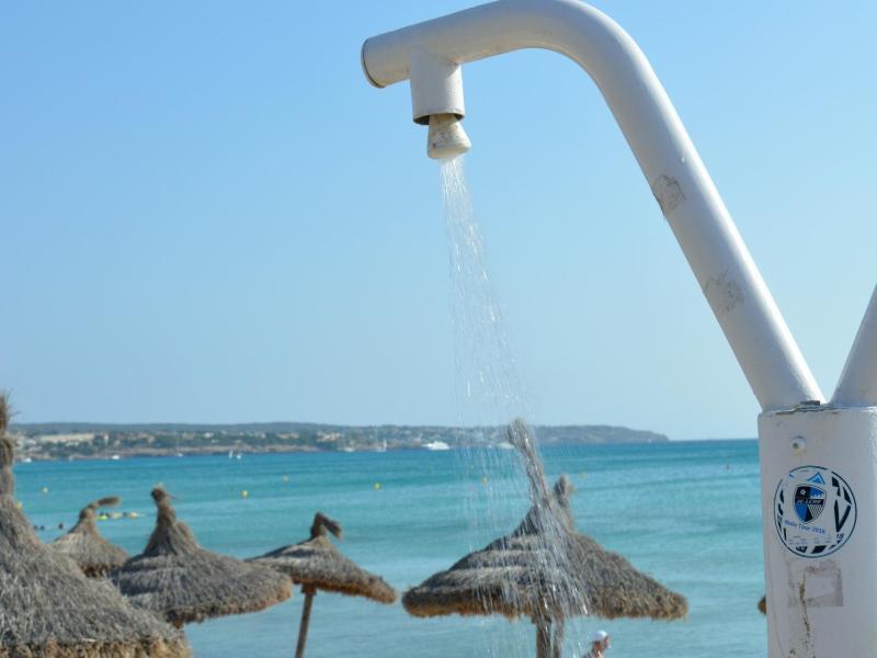 Defekte Dusche am Strand