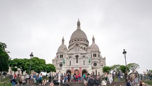 Touristen vor der Basilika Sacré-Coeur,