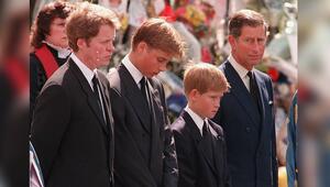 Charles Spencer (l.) gemeinsam mit Prinz William, Prinz Harry und dem damaligen Prinzen Charles ...