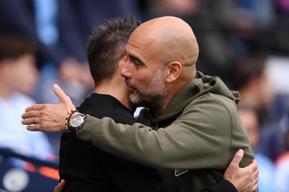 Manchester Citys Trainer Pep Guardiola umarmt am 22. Oktober 2022 seinen Kollegen Roberto De Zerbi