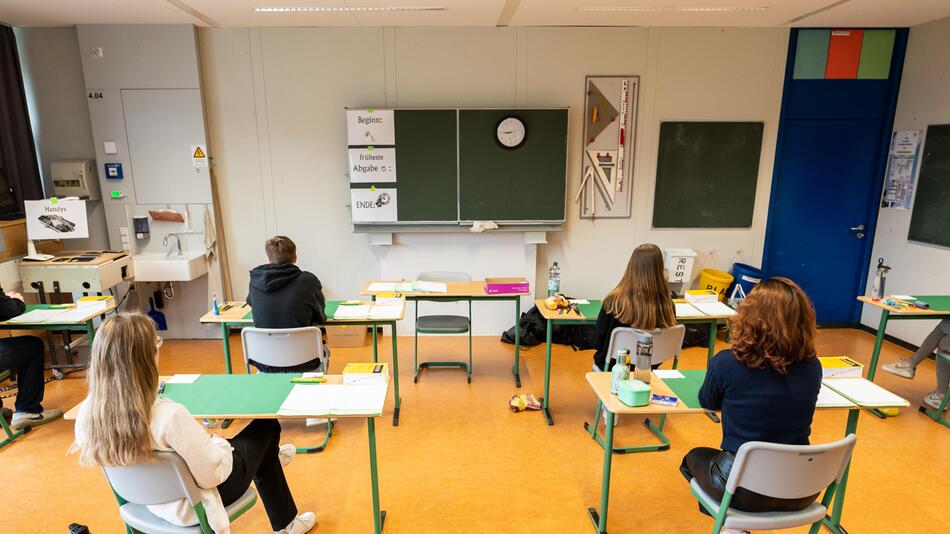 Schülerinnen und Schüler in einem Klassenzimmer