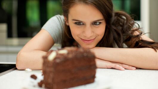 Frau schaut Kuchen an