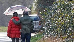 Paar mit Regenschirm