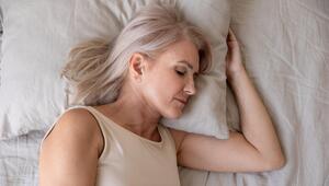 Ältere Frau schlafend im Bett