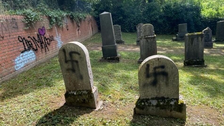 Jüdischer Friedhof beschmiert