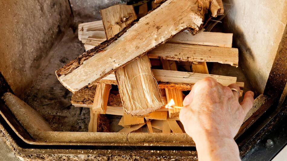 Kamin im Haus anfeuern