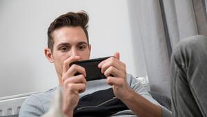 Ein Mann spielt auf seinem Smartphone ein Spiel