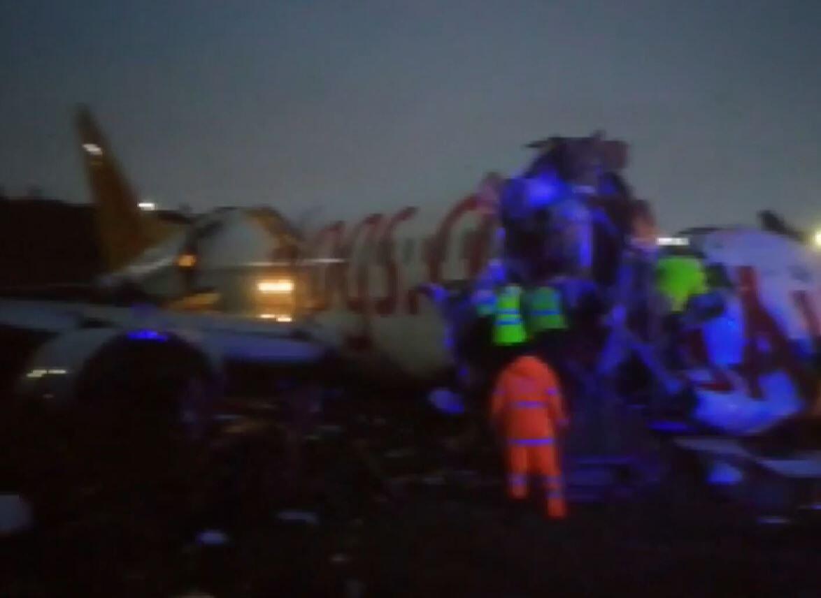 Mindestens Drei Tote Bei Flugzeugungluck In Istanbul Web De