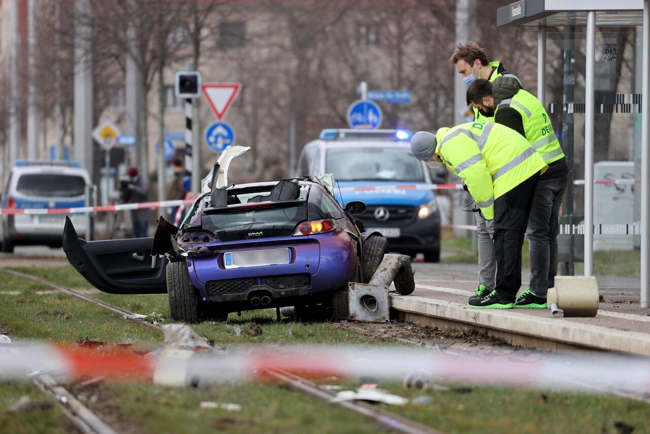 Bild zu Auto fährt in Leipzig in Menschengruppe