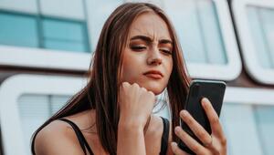 Frau blickt kritisch auf Smartphone