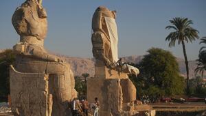 Statuen in Luxor