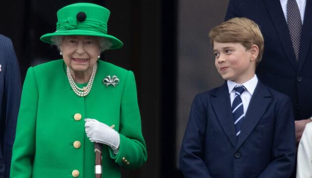 Königin Elizabeth II. mit ihrem Urenkel Prinz George am 5. Juni 2022 zur Feier ihres 70 ...