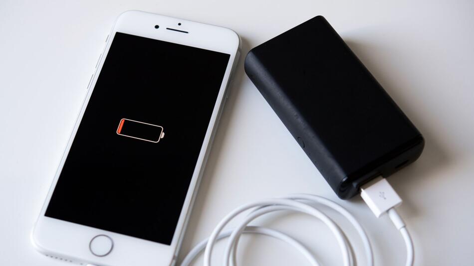 Ein Smartphone wird mit einer Powerbank aufgeladen