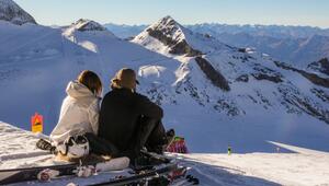 Ein Paar schaut aufs Skigebiet Hinterlux