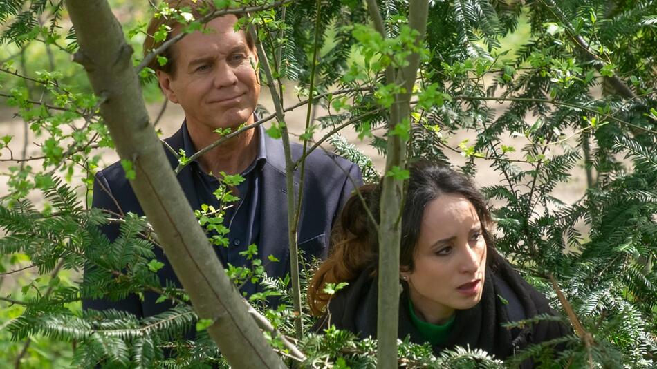 "Der Alte: Blume des Bösen": Caspar Bergmann (Thomas Heinze) und Annabell Lorenz (Stephanie ...