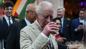 König Charles durfte in Guyana einen besonderen Rum verkosten.
