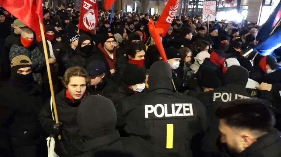 Heftige Rangeleien: Tausende demonstrieren gegen Weidel-Besuch in Hamburg