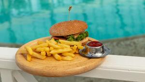 Pommes und Burger am Pool