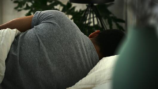 Mann Bett Rücken