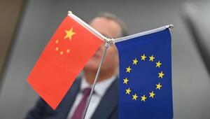 Fahnen Chinas und der EU